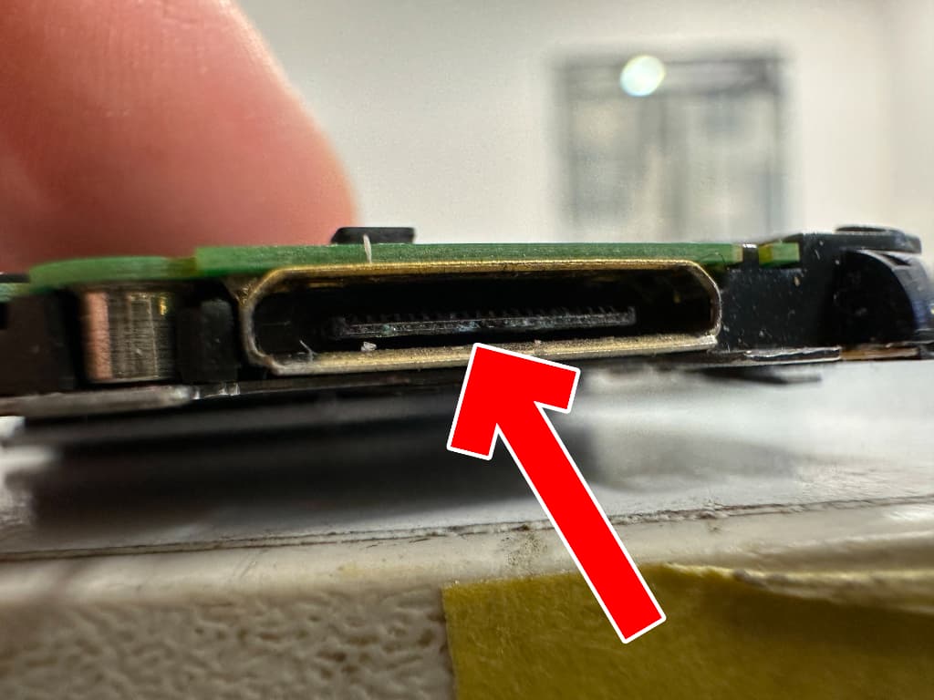 充電口が腐食している水濡れ後のNW-S315