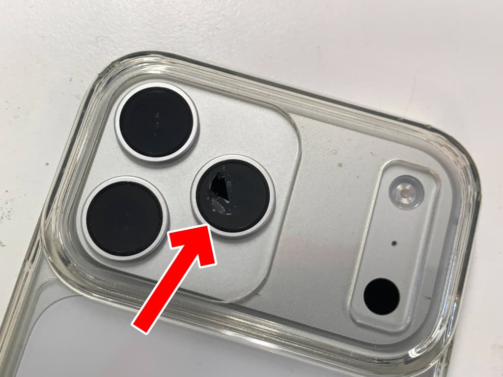 外カメラレンズが割れて穴が空いているiPhone17ProMax