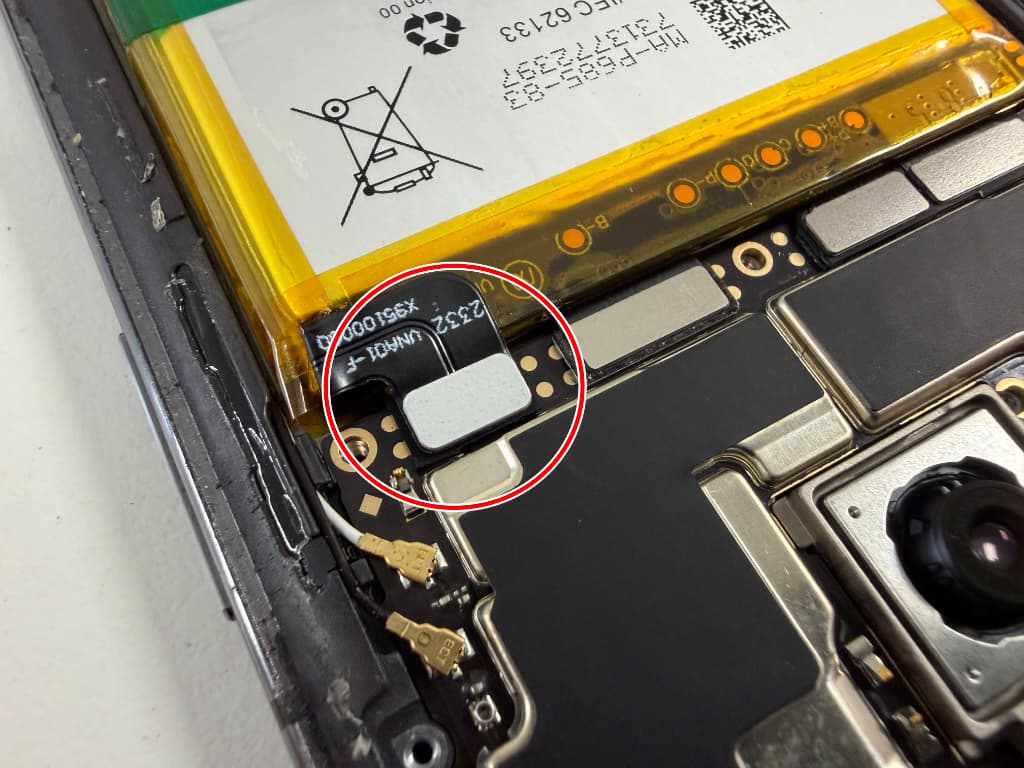 バッテリーコネクタが基板の端に接続されているOnePlus7