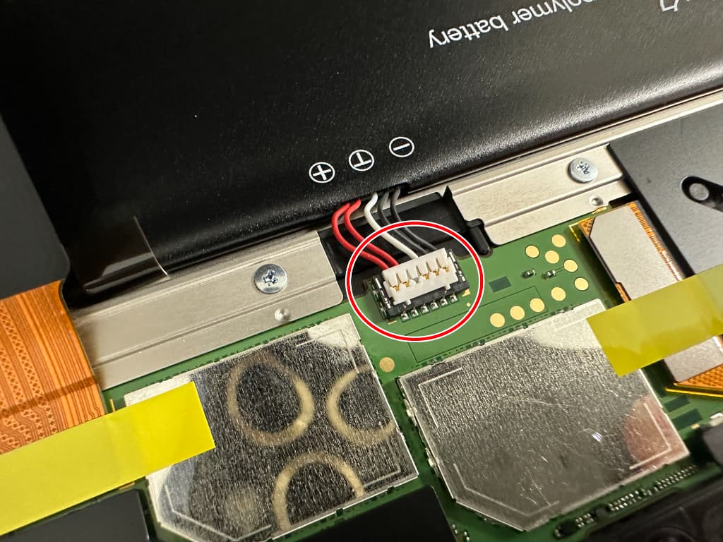 バッテリーコネクタが基板に接続されている液晶交換中のarrows Tab F-02K