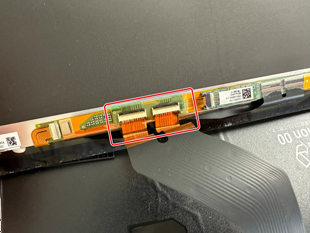 ケーブルがフロントパネルに接続されているarrows Tab F-02K