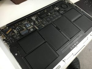 バッテリー交換途中の分解したMacBookAir-300x225