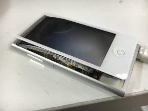 iPod nano 第7世代のバッテリー膨張でハマグリ化
