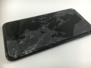 画面全体のガラスが粉々に割れているiPhone7Plus