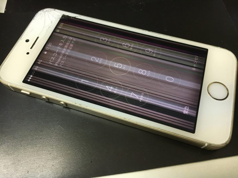 強い衝撃によって画面内部、液晶が激しく損傷しているiPhoneSE