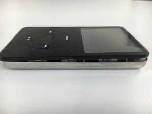 バッテリー膨張でハマグリ化状態のiPod-classic第５世代-300x225