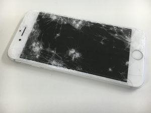 画面全体のガラスが粉々に割れているiPhone8