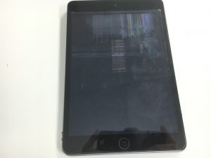 液晶が割れてしまい画面全体に線が入ってほとんど何も見えない状態のiPad mini2