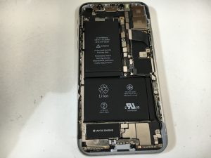 修理に使うiPhoneX用のフレーム付きバックパネル-300x225