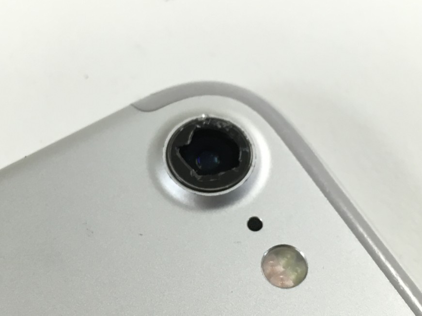外側カメラレンズが割れて穴が空いているiPhone7