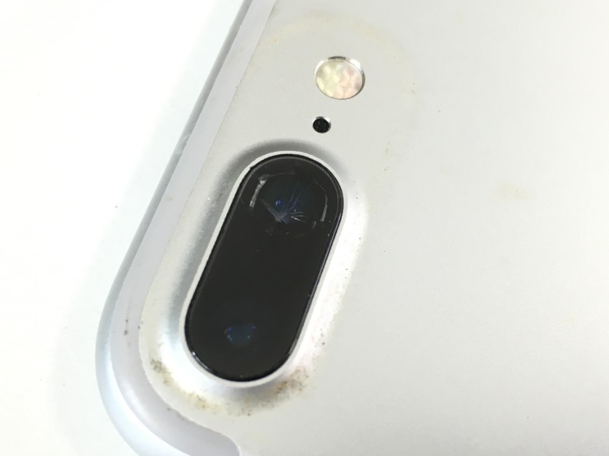 外カメラレンズにヒビが入っているiPhone7Plus