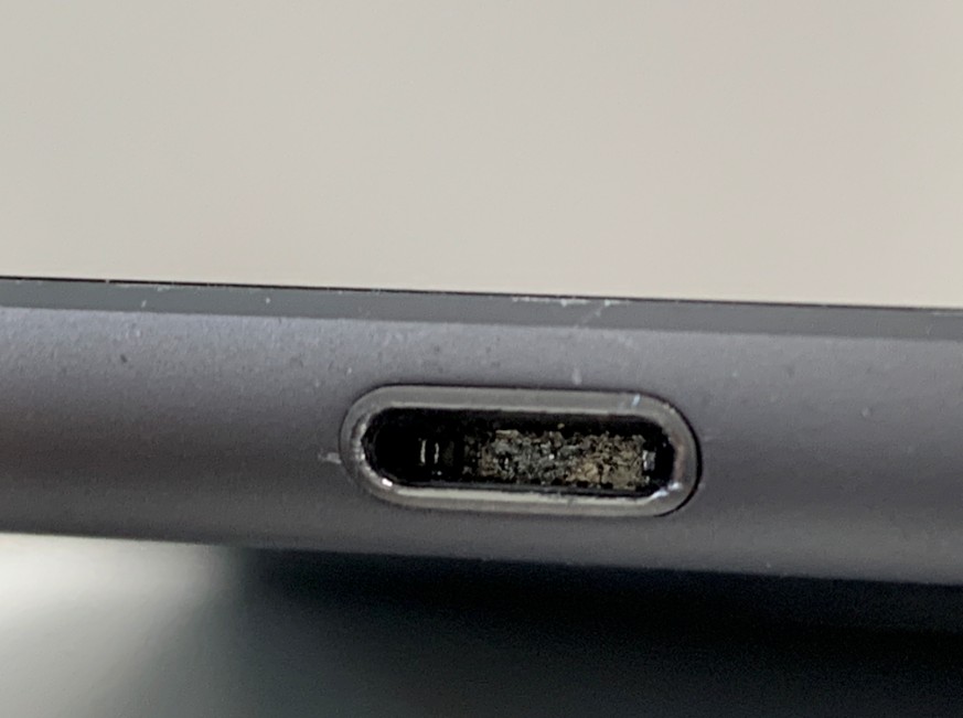 充電器の先っぽが折れてつまったiPad Pro 10.5インチ