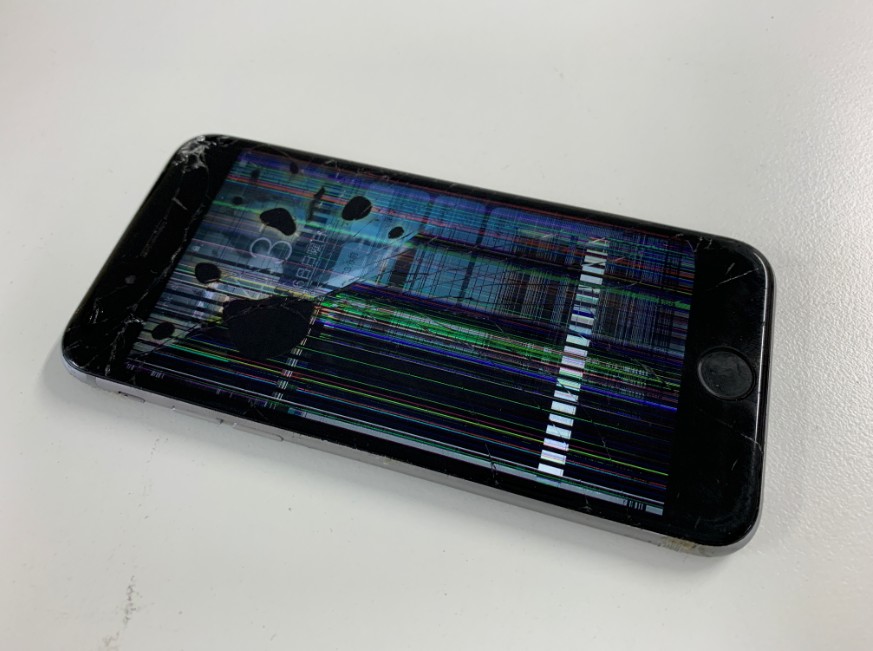 液晶画面が激しく損傷したiPhone6s