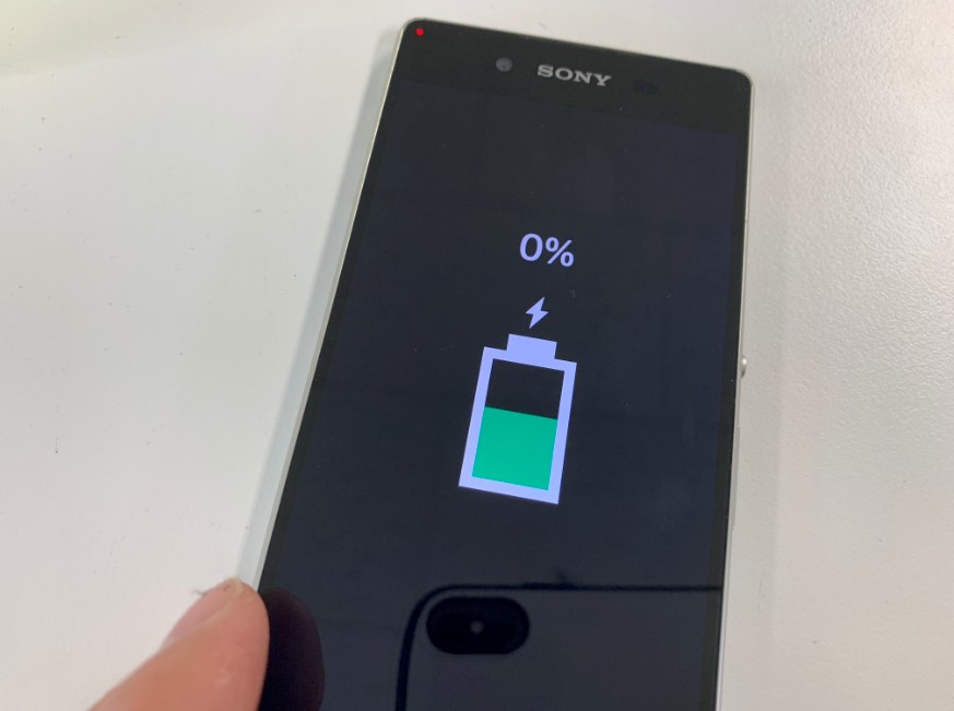 充電器を挿しても充電が増えないXperia Z4(SO-03G)