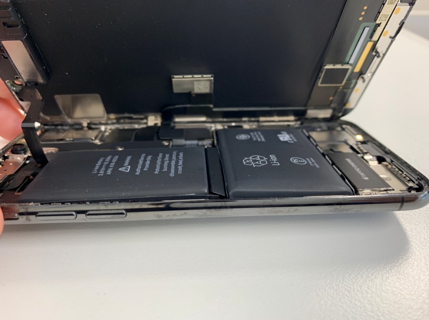 電池パックが膨張しているのを分解して確認中のiPhoneX(テン)
