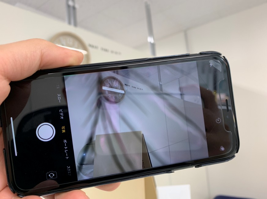写真や動画にガラスのヒビ割れ模様が映るiPhone XR