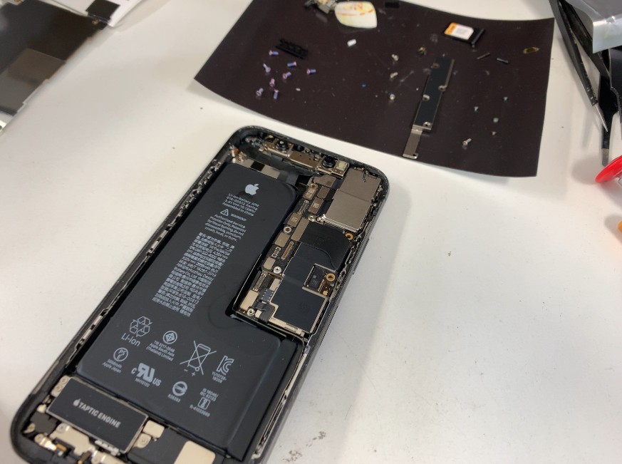 基板洗浄と乾燥中のiPhone XS