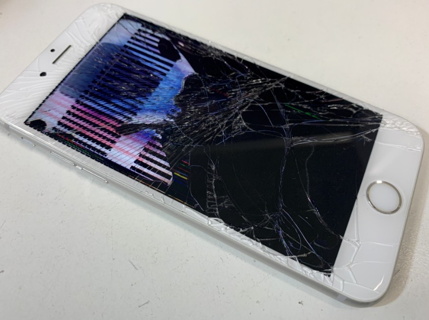 液晶画面が破損したiPhone8
