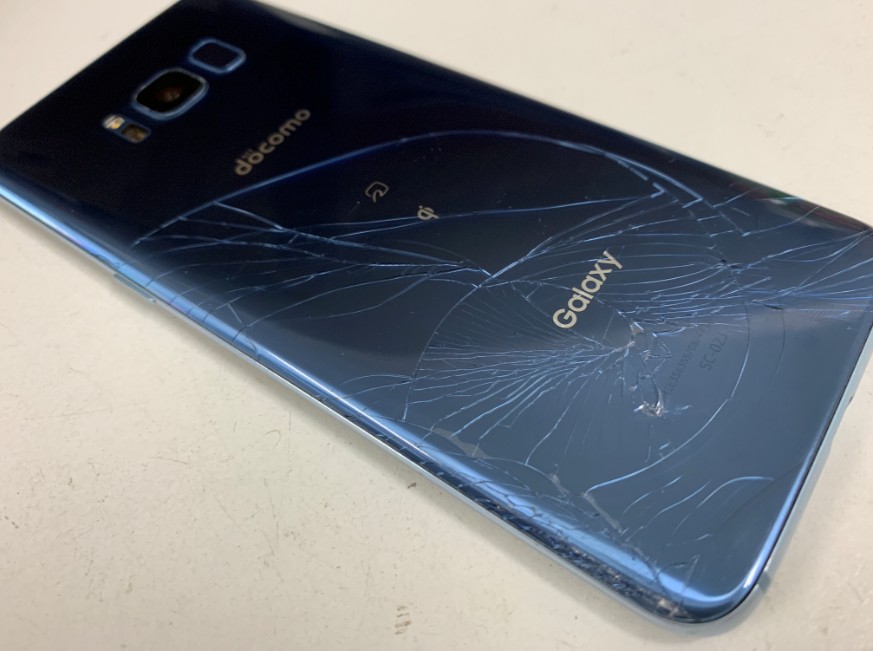 Galaxy S8(SC-02J)の背面ガラスがひび割れた！修理費用6000円で交換 