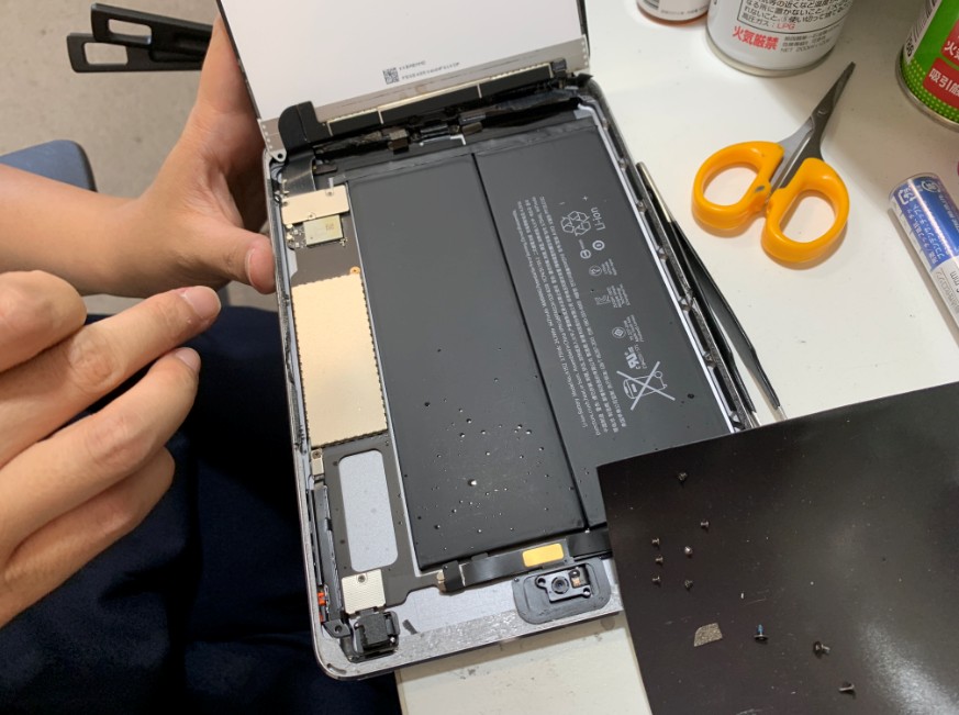 分解してバッテリー交換修理途中のiPad mini2