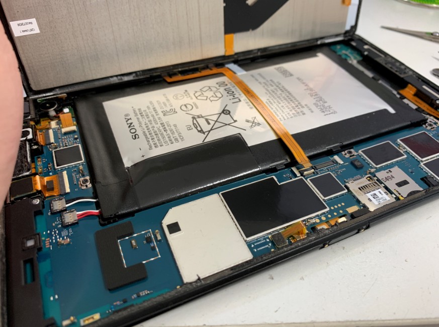 分解すると案の定充電池が膨張していたXperia Z3 Tablet Compact