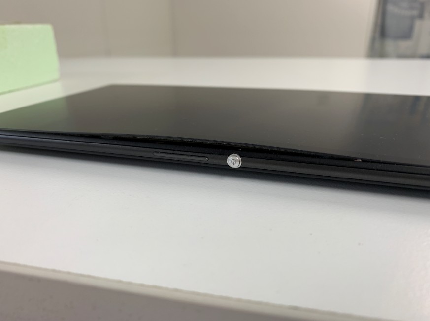 充電が膨張して画面を押し上げているXperia Z3 Tablet Compact
