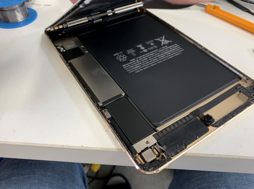 分解して内蔵バッテリー交換修理途中のiPad mini4