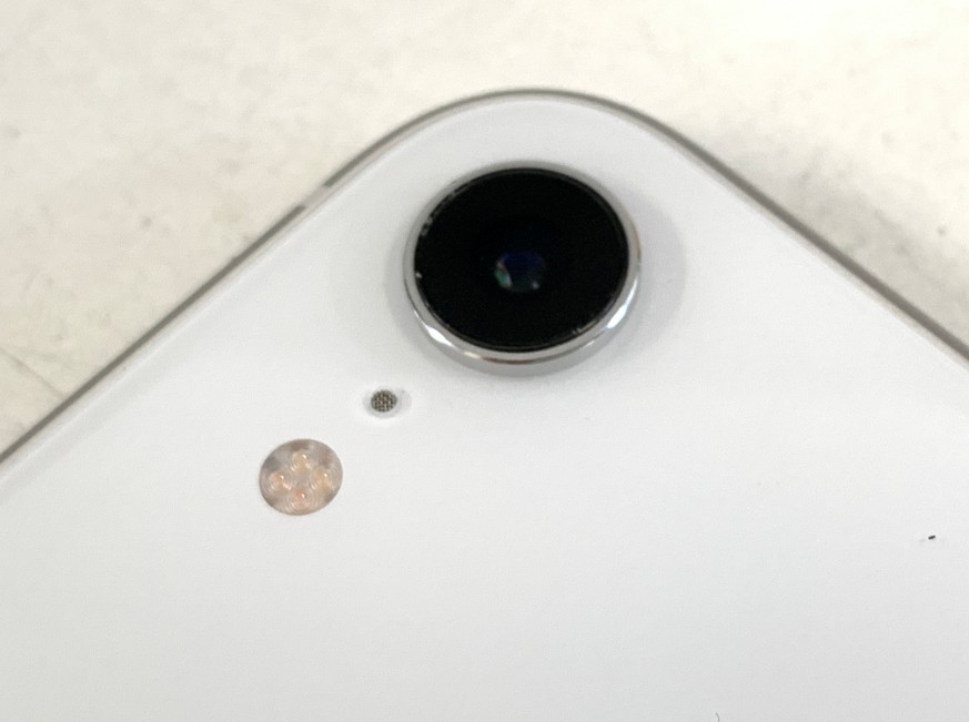 アイフォンXRのリアカメラカバーガラスのひび割れ修理代が6800円と安い！光が反射して白い線が入る症状が直りました！ | ポストリペア
