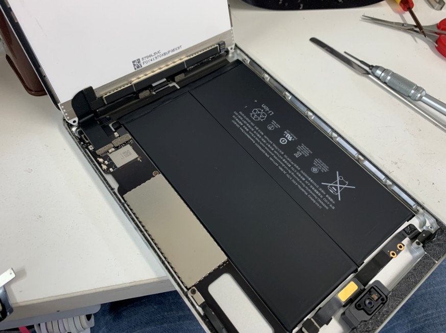 分解して内蔵バッテリー交換修理途中のiPad mini2
