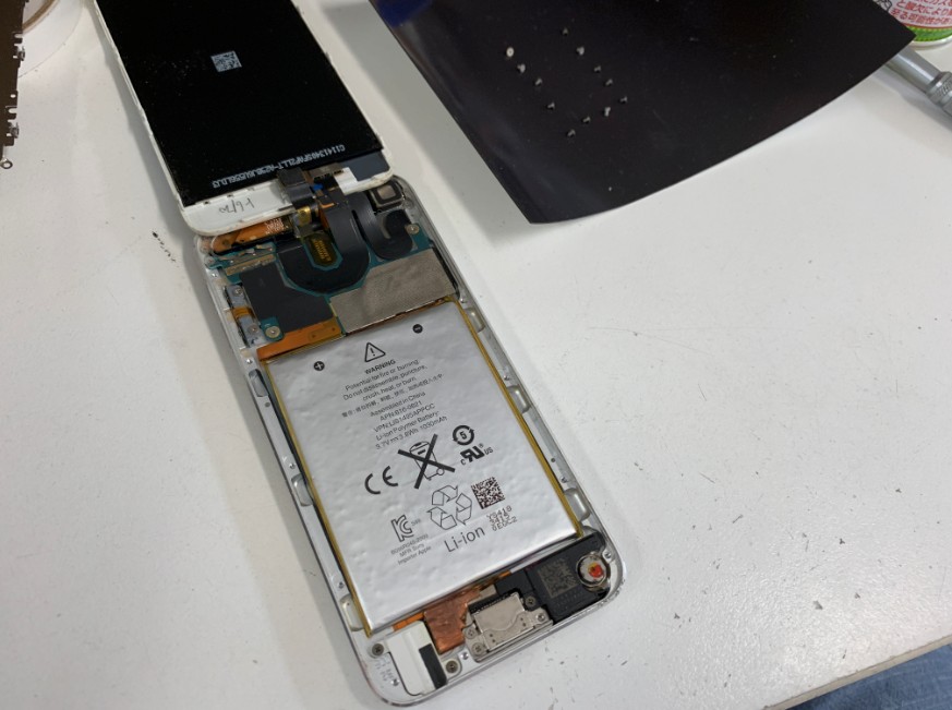 分解して内蔵電池パック交換修理途中のiPod touch第5世代