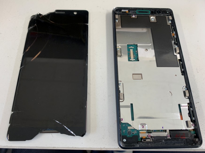 液晶画面を外して交換途中のXperia XZ2 Compact(SO-05K)