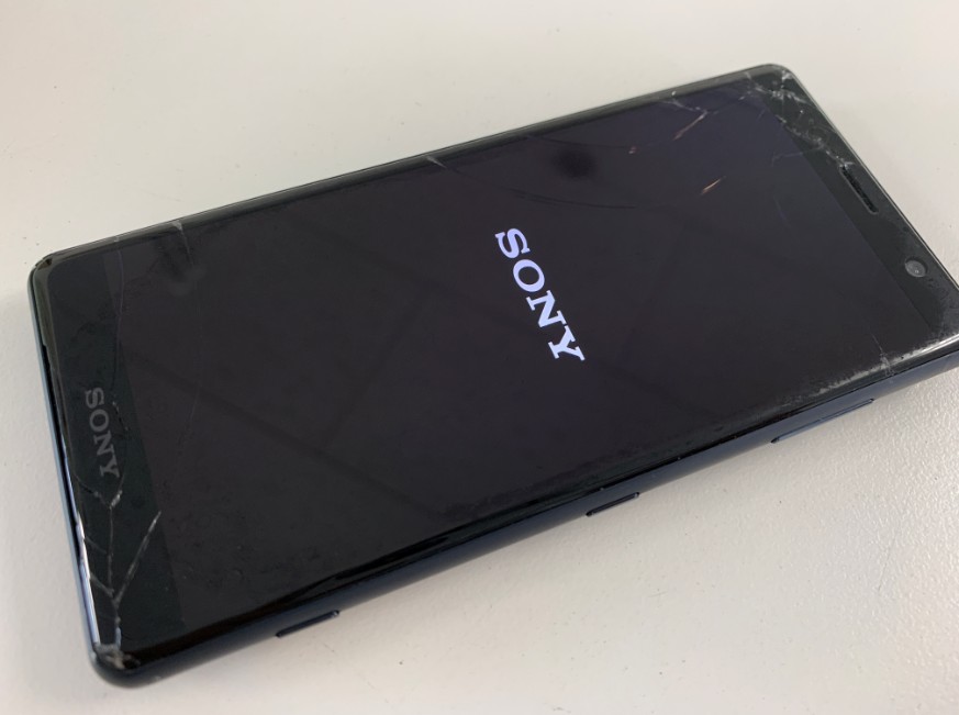 液晶画面が割れたXperia XZ2 Compact(SO-05K)