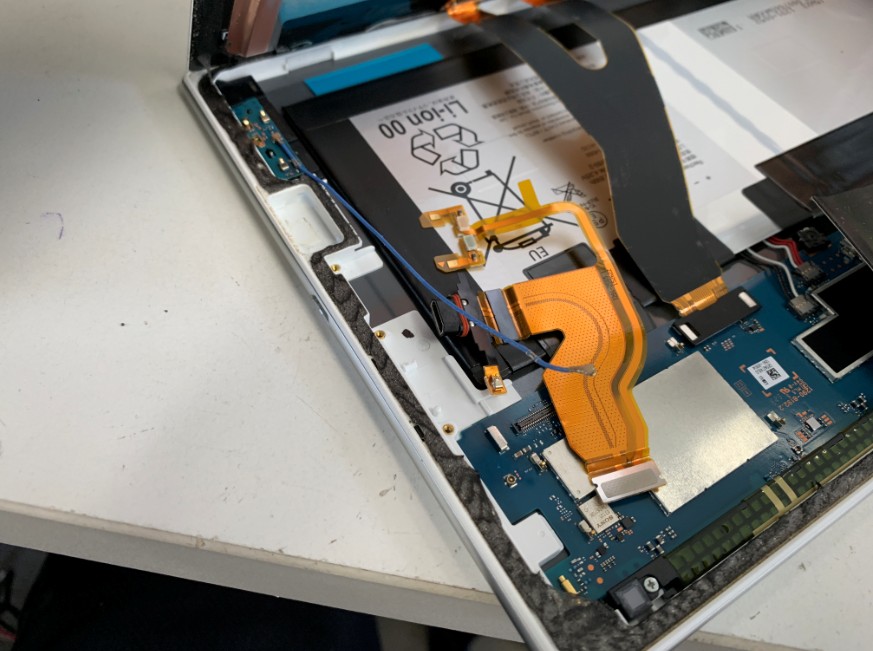 充電部分交換修理途中のXperia Z4 Tablet