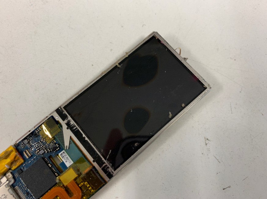 液晶画面が壊れて液漏れしているiPod nano第5世代