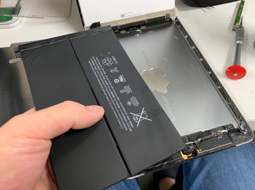 内蔵バッテリーを本体から取り出したiPad mini3