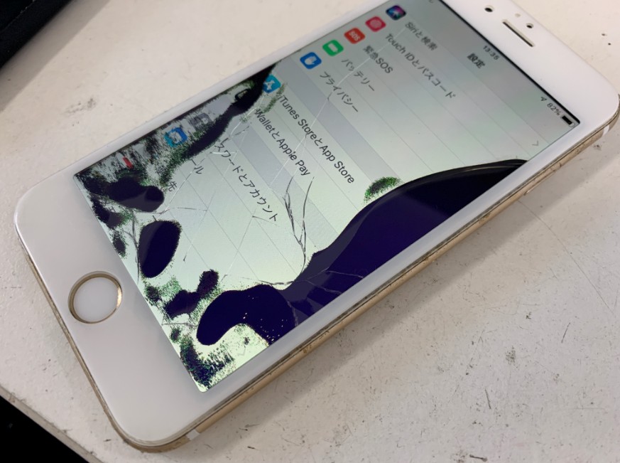ガラスが割れて液晶が変色しているiPhone6
