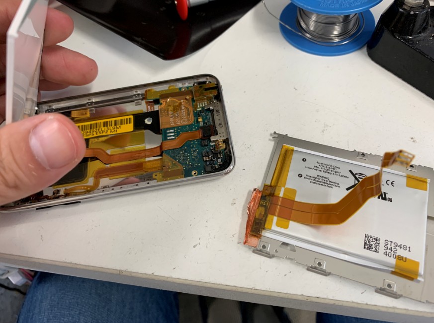 バッテリーのはんだを剥がしたiPod touch第3世代