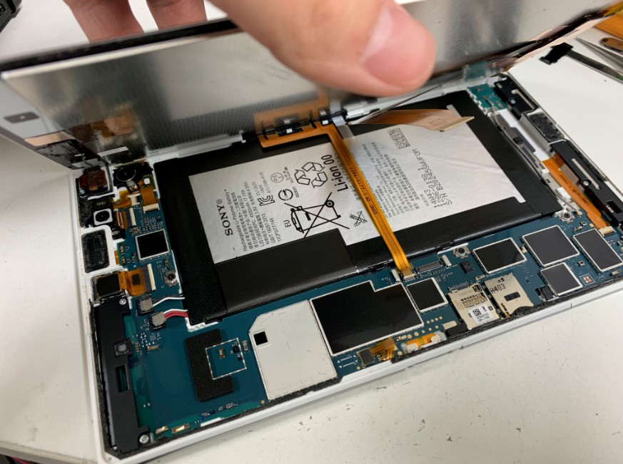 画面をひらいてバッテリーを確認出来る状態のXperia Z3 Tablet Compact