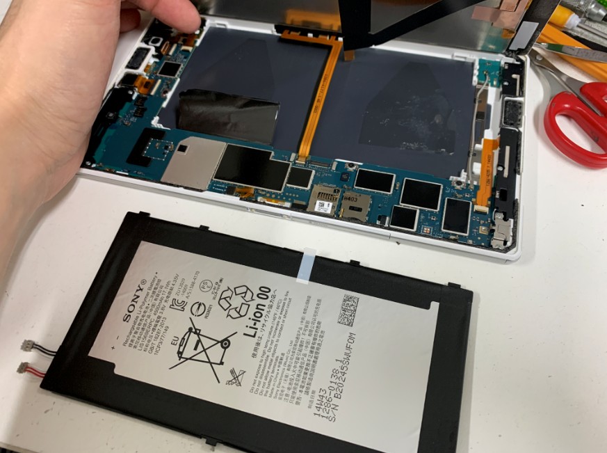 本体からバッテリーを取り出したXperia Z3 Tablet Compact