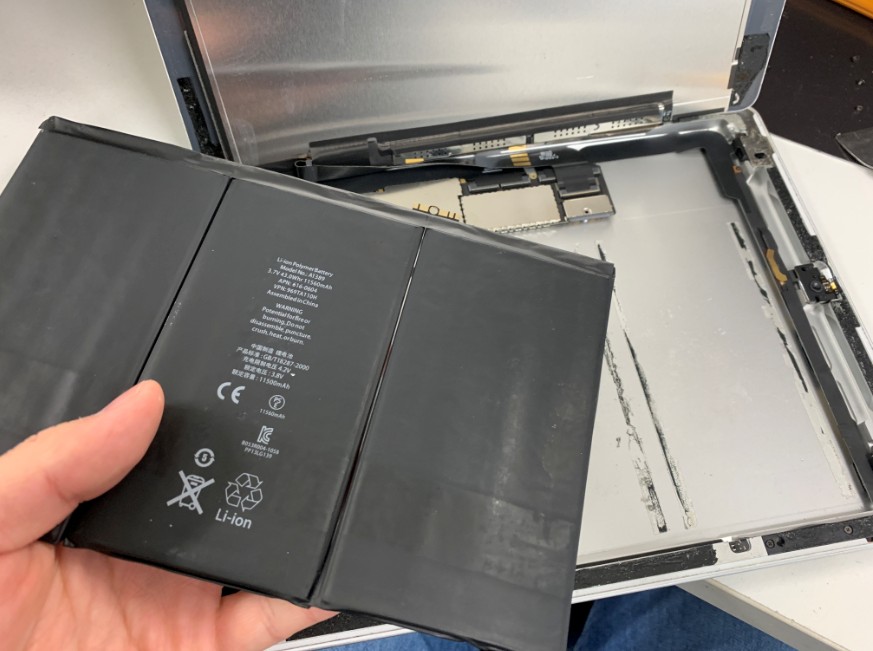 本体からバッテリーを剥がしたiPad第3世代