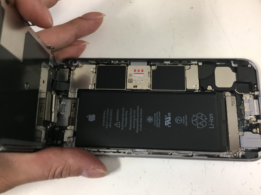 液晶画面を剥がして分解途中のiPhone6s