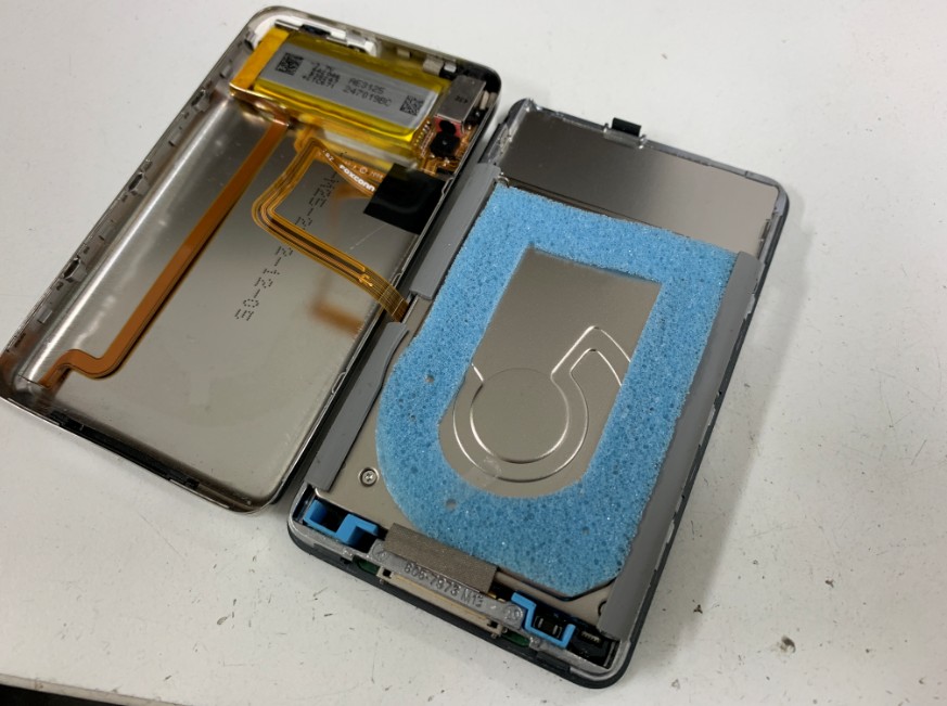 背面パネルを外して開いたiPod classic 160GB