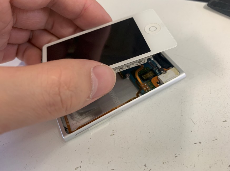 液晶画面を剥がしたiPod nano第7世代