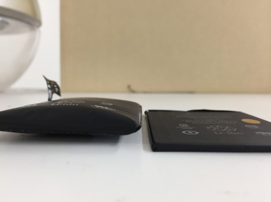 バッテリーの厚みを比較しているiPod touch6