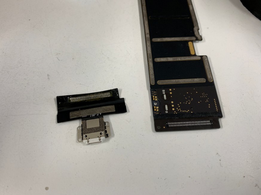 基板からドックコネクターを剥がしたiPadPro 10.5インチ