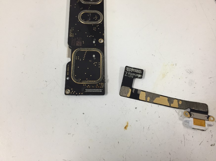 ドックコネクターパーツを基板から剥がしたiPadmini3
