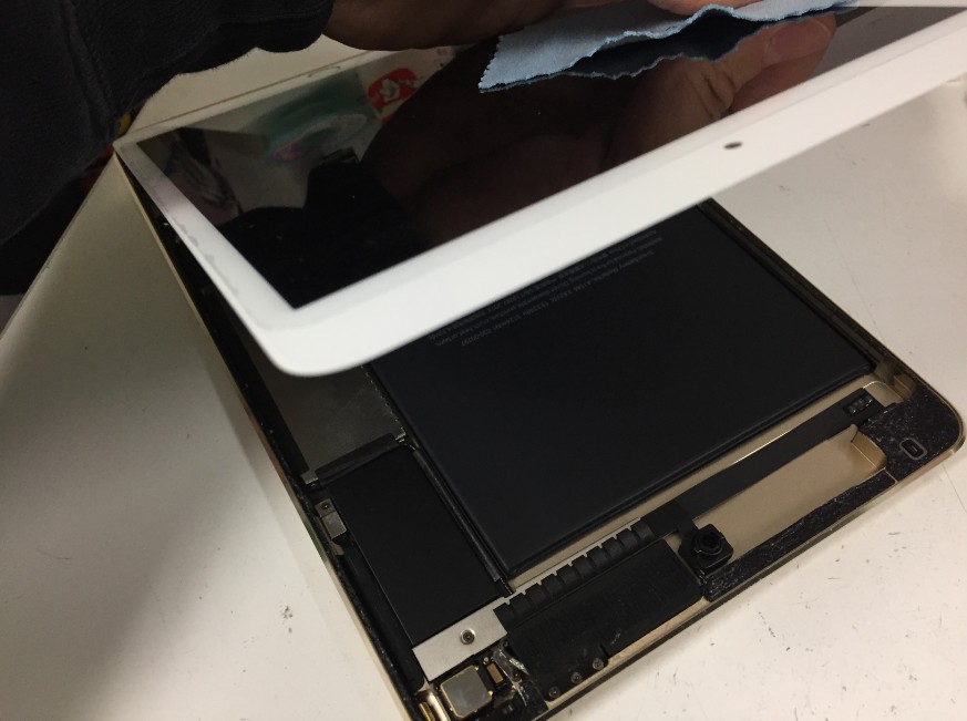 apple社製iPadmini4の画面を剥がしたiPadmini4