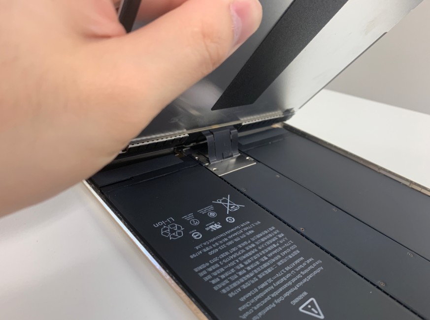 iPadPro10.5インチの液晶画面のコネクタの根元