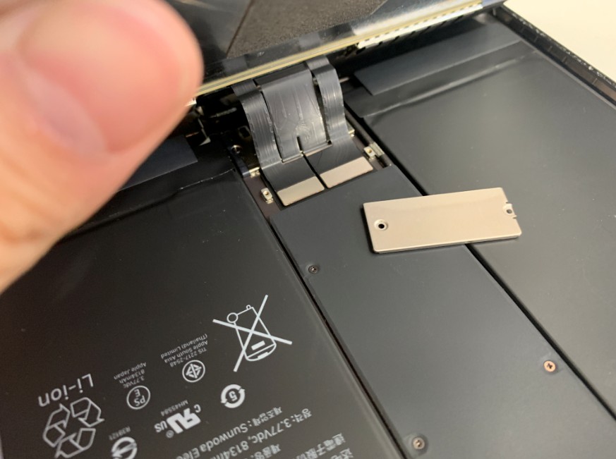 液晶画面のコネクタを固定したプレートを剥がしたiPadPro10.5