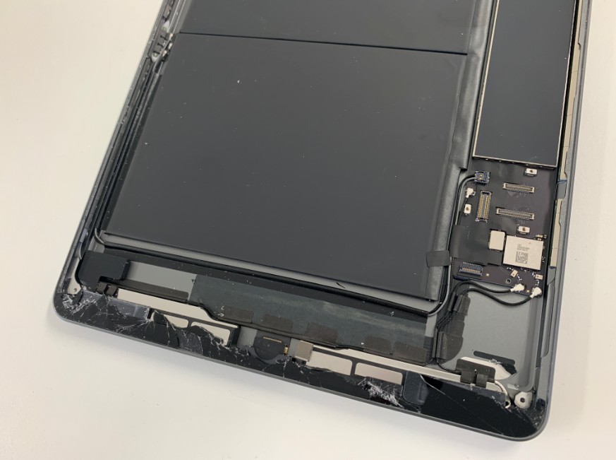 ガラスの破片が残っているiPad7(2019)の本体下部